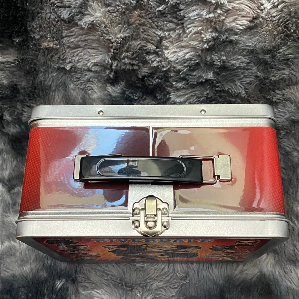 RARE Riverdale 100th Episode Cast
Crew Gift Lunch Box Lord Mesa art
Lunchbox - Picture 12 of 16